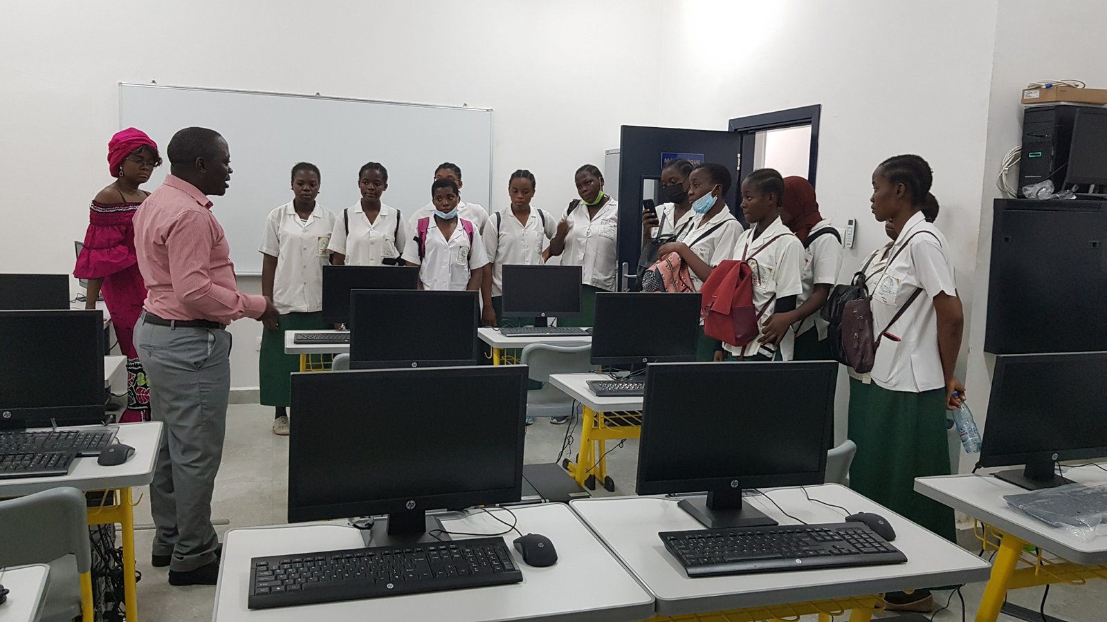 Visite à ISHOPE des élèves du Lycée Technique d’Akwa